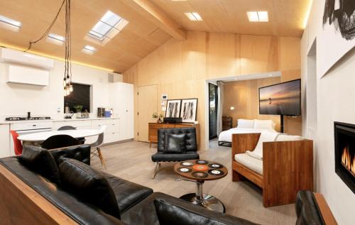 Venice Apartment | Venice Beach Bungalow by ArtSpace Locations