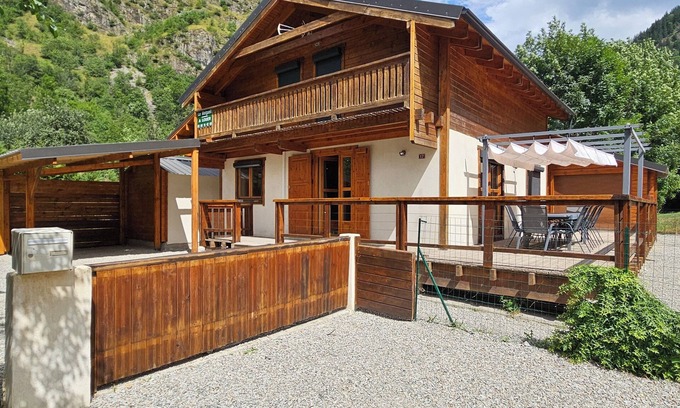 Venosc Ski Chalet | VENOSC VILLAGE Chalet "LE MELGUEIL" 3 */10 pers gondola 300m jacuzzi wifi