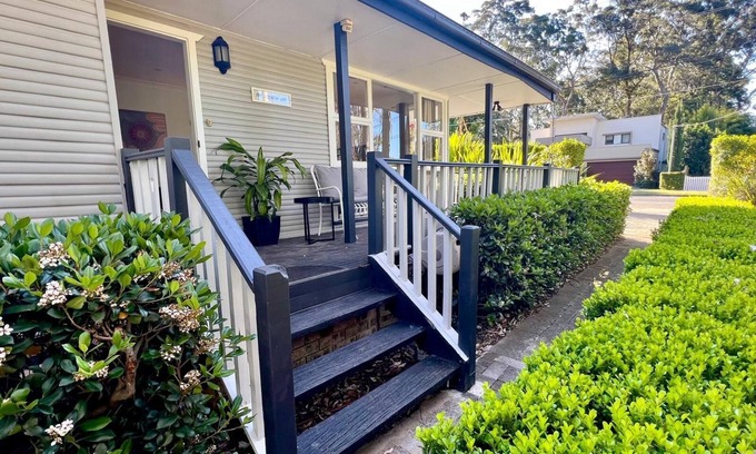 West Pennant Hills House | Verandah @ West Pennant Hills with Kingsize Bed and off street parking