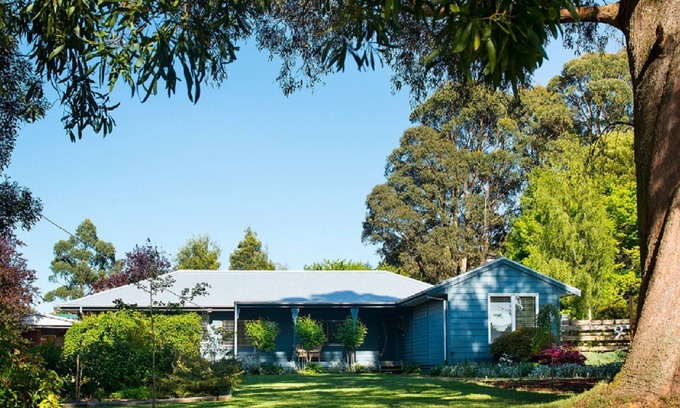 Trentham House | Verdant forests, gardens, open fires and a spa bath beckon in central Trentham.