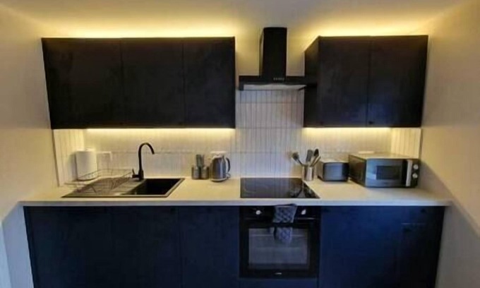Plasnewydd Apartment | Vere Room 3 - Double Room - En Suite - Close to City Centre