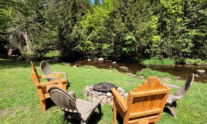 Maidstone House | Vermont cabin on a brook close to White Mountains