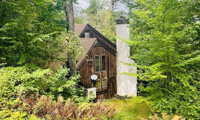 Stockbridge House | Vermont Mountain Home located between Killington and Sugarbush Ski Areas.