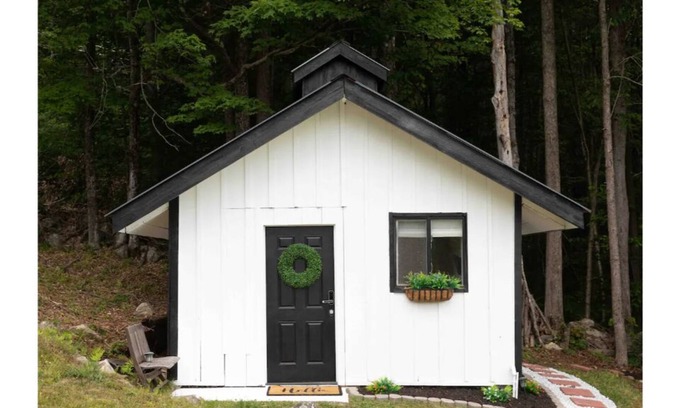 Grafton Cottage | Vermont Sugar House Guesthouse for Glamping