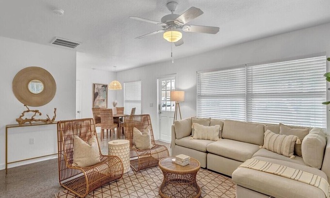 Rock Ridge Cottage | Vero Beach Cottage 3 bedrooms, 2 bath, Less than mile to Beach