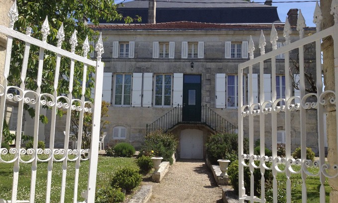Saint-Martial-de-Mirambeau House | Very nice house dating from the 19th Gîte The lime