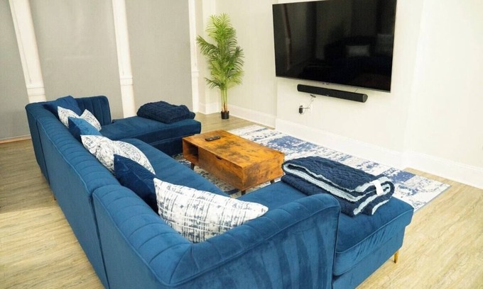 Downtown Baltimore Apartment | Very large! Penn Station Downtown home w/parking