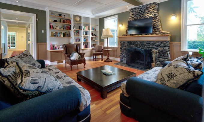 Langley House | Very Private Rustic Home, sleeps 14, Huge Yard