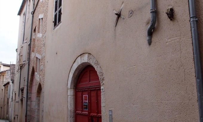 Cahors Old Town Cottage | Very quiet apartment with garden in medieval residence in the heart of town