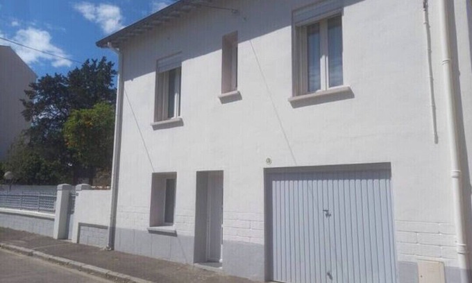 Les Platanes House | Very quiet family home a stone's throw from the town center.