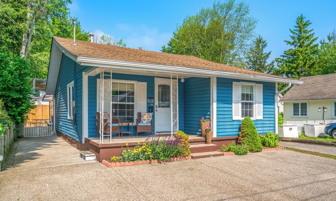 Crystal Beach House | Very Short 300 meter walk to the beach