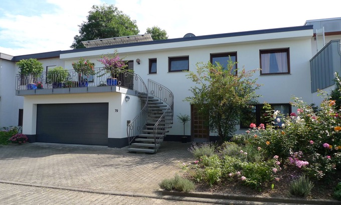 Sankt Georgen Sud Apartment | Very well-kept 1-room.-Studio in a family house, in Freiburg-St. Georgen, * DTV