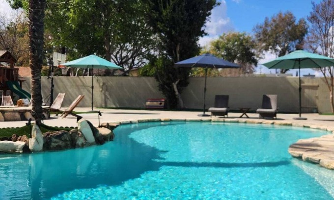 Riverside House | VeryPrivateHouse in Riverside,3bedrooms& 2 1/2 bathroom house w/Pool & big Patio