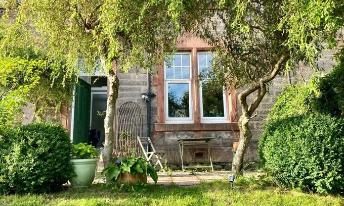 Dunfermline Apartment | Vibrant 1BD flat with Garden in Dunfermline, Fife