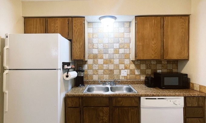 Monahans Apartment | Vibrant 1BR Apartment, Pet-Friendly!