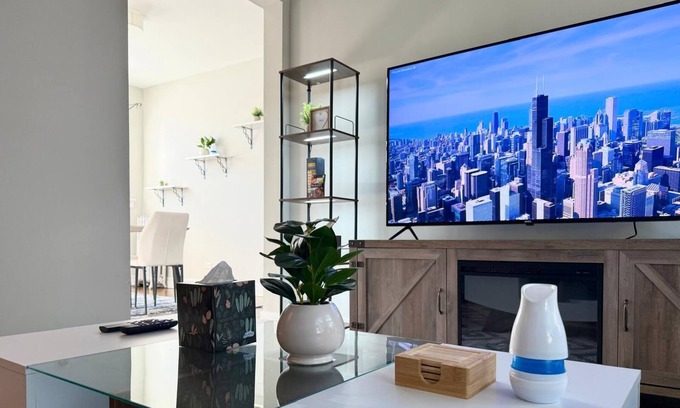 Chicago Apartment | Vibrant 1BR Apt, Explore Chicago's Hidden Gems!