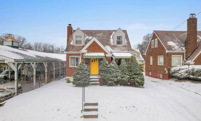 Pittsburgh House | Vibrant 2-bedroom house with WiFi, AC in wonderful walkable Aspinwall