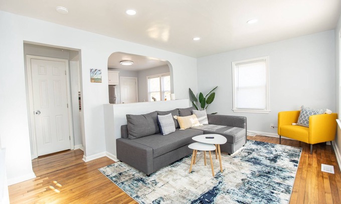 Norfolk House | ⭐️Vibrant Beach Bungalow King Bed⭐️