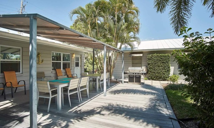 St. Pete Beach Apartment | Vibrant Beach Studio #2-more units also available