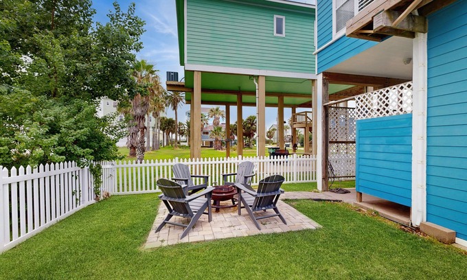 Galveston House | Vibrant dog friendly home with two balconies & outdoor bar - steps to sand