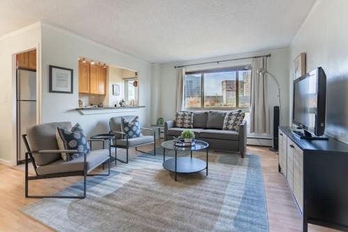 Downtown Seattle House | Vibrant Downtown, King Bed, Work Desk & Kitchen
