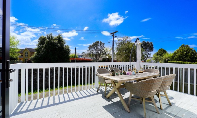 Epsom House | Vibrant Epsom Cabins