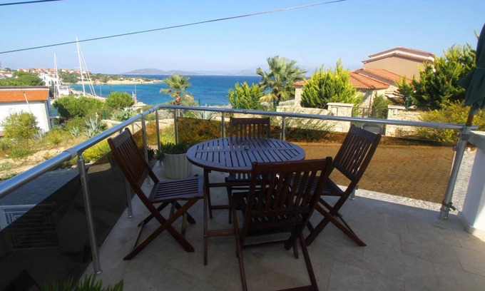 Dalyan Mahallesi Apartment | Vibrant Flat with Sea View near Sea in Cesme