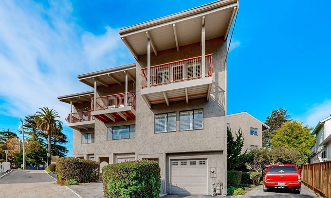 Beach Hill - Beach Flats House | Vibrant home with breathtaking views & convenient location