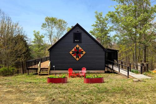 Mathias House | Vibrant Woodland Cabin Sanctuary near Great Cacapon River in West Virginia