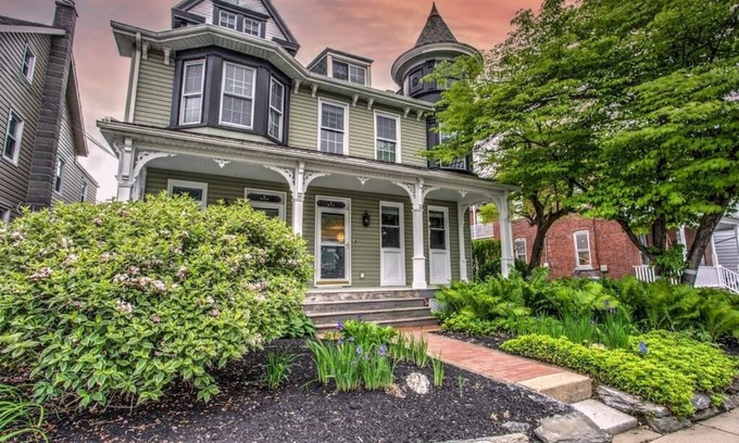 Mountville House | Victorian Manor on Main w/6 beds-10 mins to Lanc!