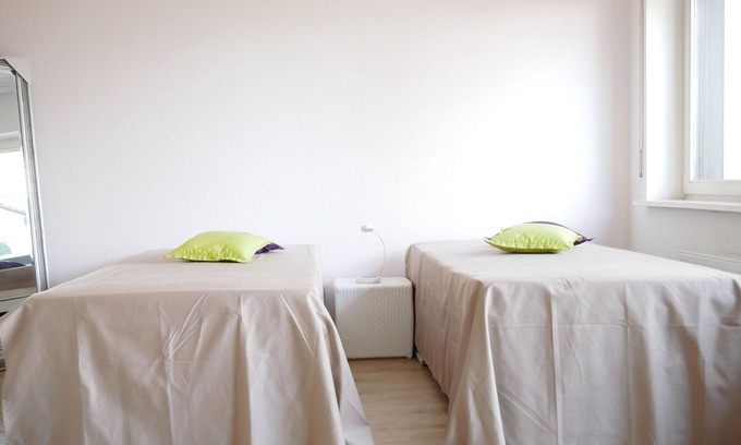 Urberg Apartment | Vierbettzimmer mit Dusche und WC