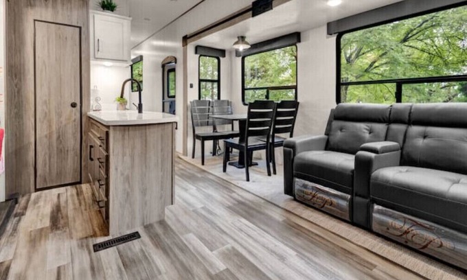 Enchanted Oaks House | View 3 beds loft 1 min to Dock