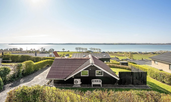 Aabenraa House | View house in the cottage settlement Skarrev on the fjord Aabenraa.