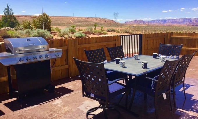 Page House | 🌵~VIEW~🌵Last Minute Deals for two couples~🐶pets, too!🚤