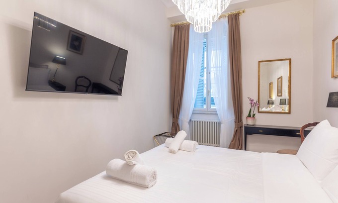 Rione VII Regola Apartment | View of Campo de Fiori