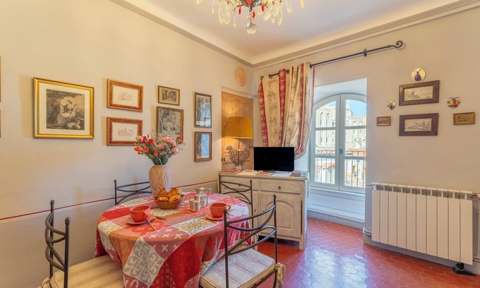 Avignon City Centre Apartment | View of the Popes' Palace – Elegant air-conditioned apartment in the heart of Avignon