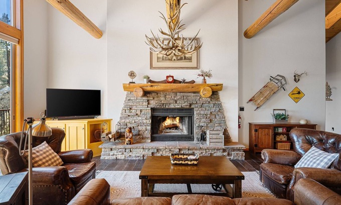 Castle Glen Estates House | View on the Rocks. Brand new addition 2 bedrooms, game room, deck and more!