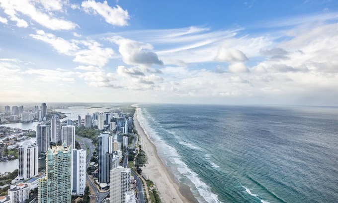 Surfers Paradise Apartment | Views from cloud1 min to beach2BR AptPool & Gym