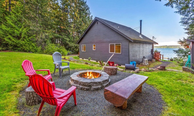 Brinnon House | Views of Hood Canal, Mount Rainier & Wildlife!