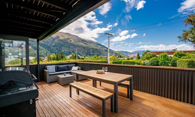 Lake Hawea House | Views on Parry - Lake Hāwea Holiday Home