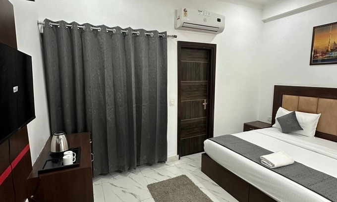 Gurugram Bed & Breakfast | Vikrant Residency 177