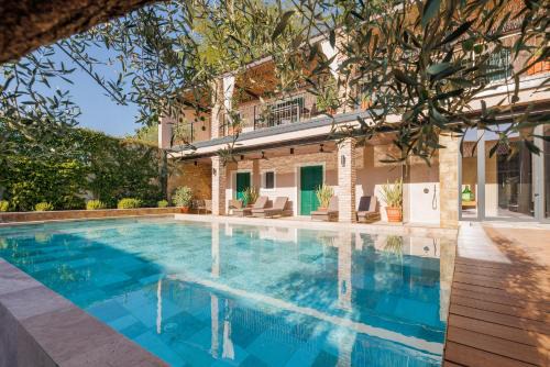 Crni Kal Hotel | Vila ROBIDA & SPA