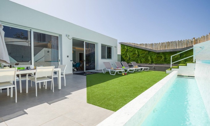 San Bartolome de Tirajana Ski Chalet | Villa in Maspalomas with Private Heated Pool