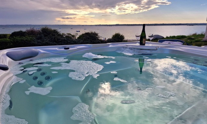 Plouneour-Brignogan-Plages House | Villa Horizon Marin, sleeps 7, Jacuzzi, direct beach access
