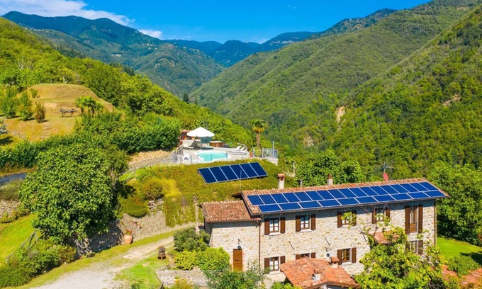 Castiglione di Garfagnana Villa | Villa Casale Le Selve Large Private Pool, WiFi