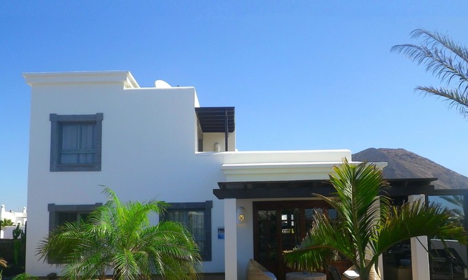 Montana Roja Villa | Villa 175 m2. Seaview, pool 29 °C, big hot tube, tropical garden, TV sat, Wi-Fi
