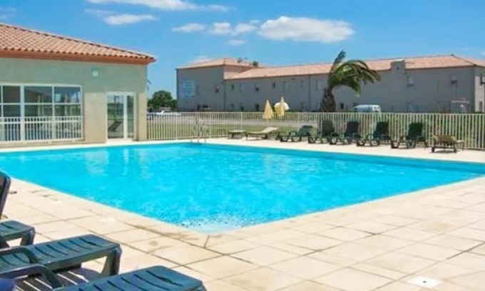 Gallargues-le-Montueux House | Villa 4 people in tourist residence with swimming pool