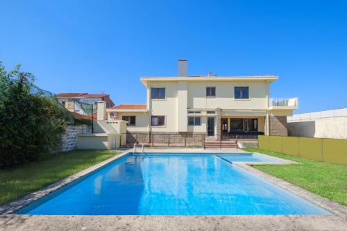 Santa Marinha Villa | Villa 7BR & 7BA with Pool & Backyard in a Prime Location!