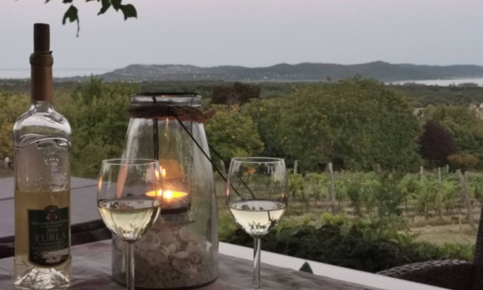 Vaszoly Villa | Villa a Balaton-Felvidéken, ahol jakuzziban gyönyörködhet a tó panorámájában