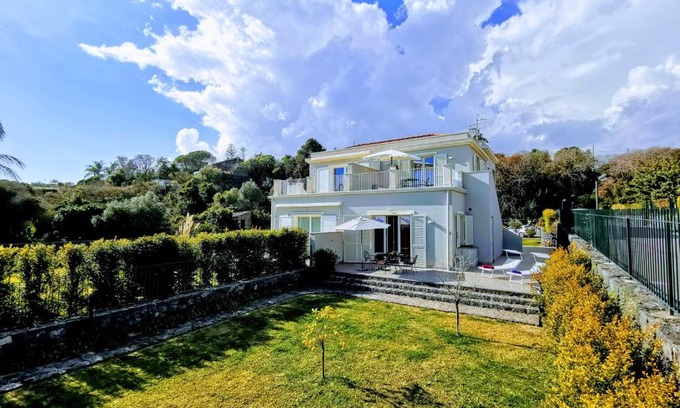 Scillichenti Villa | Villa A Mare